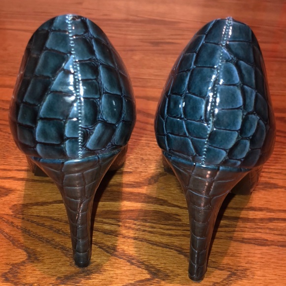 Blue textured pattern close toe heels - Picture 4 of 8